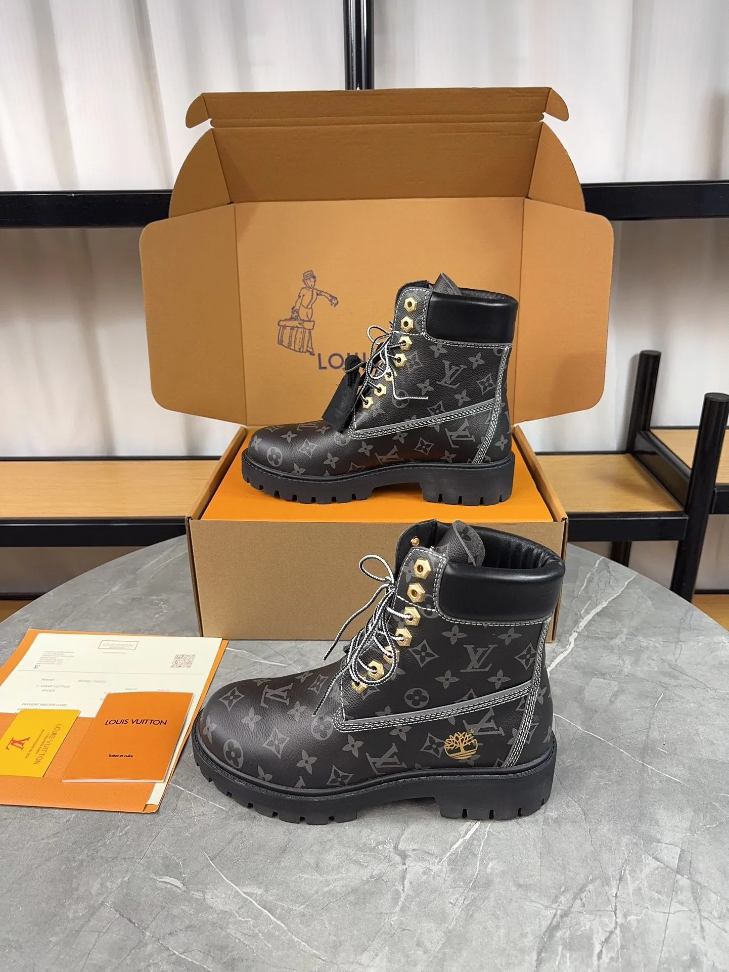 Couple model 💰700 ❤️Top version: Couple model LV x Timberland Timberland joint model Presbyopia Embossed Rhubarb boots Ankle boots Short boots LV x Timberland ankle boots are made of Monogram embossed waterproof nubuck cow leather, relying on the brand's exquisite craftsmanship to carefully reshape the classic Timberland 6-inch boot shape in Italy, and make an eye-catching appearance in 2024 created by Pharrell Williams with American workwear style Autumn and winter menswear show. Monogram embossed tongue, original Timberland laces and outsole are exquisite details, and the leather label expresses the cooperation logo. Exquisite packaging at the delivery counter🛍📦 ▪️Material: Original customized imported first-layer cowhide ▪️Inner lining: Original customized leather lining/mesh lining ▪️Outsole: Original molded anti-slip rubber material ▪️Sole thickness: 3.5CM ▪️Size: Women's 35-40 Men's 39-46
